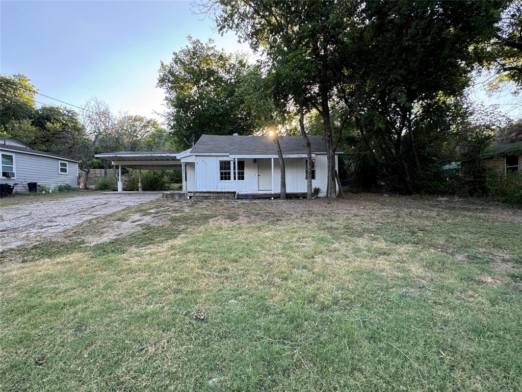 a view of a house with a yard