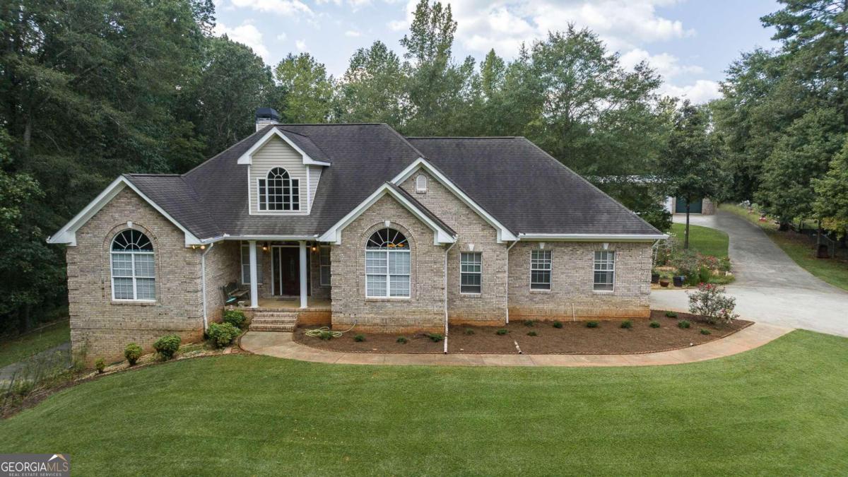 a view of a house with a yard