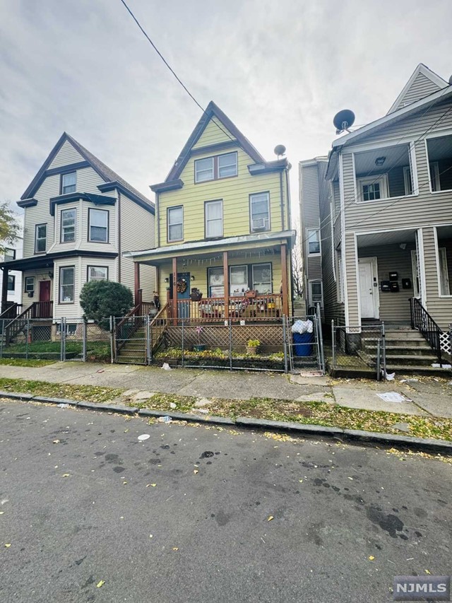 a view of front a house with a yard