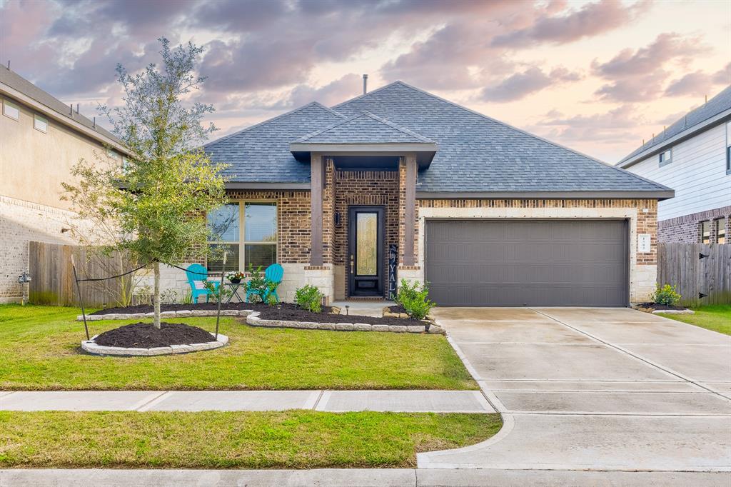 Absolutely gorgeous one-story DR Horton Home in Friendswood Trails.