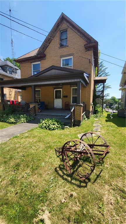 a view of a house with backyard