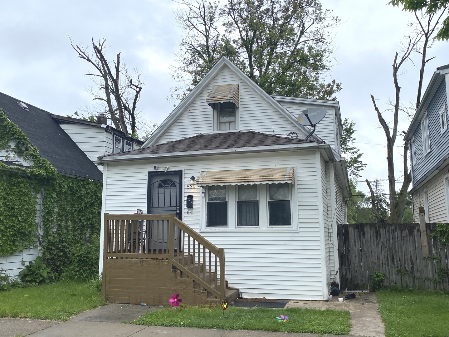 a front view of house with yard