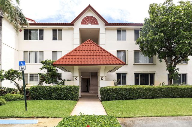 $425,000 | 110 Half Moon Circle, Unit D1 | Hypoluxo