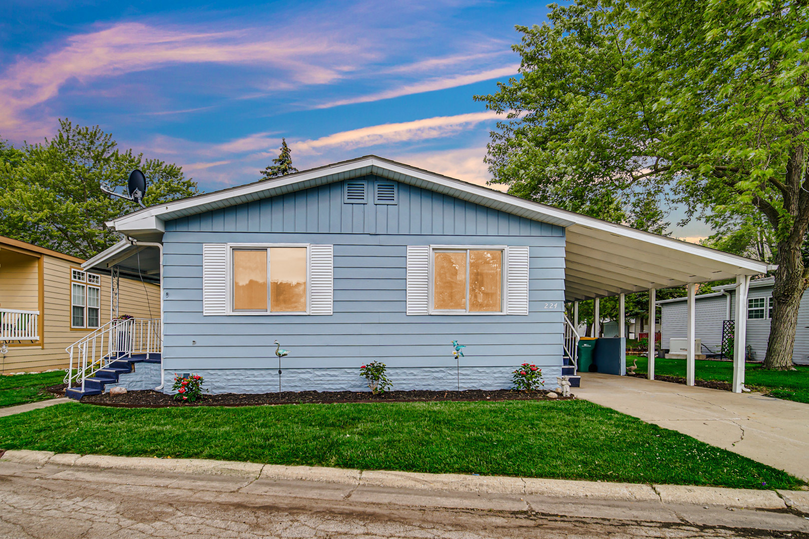 a view of a house with a yard