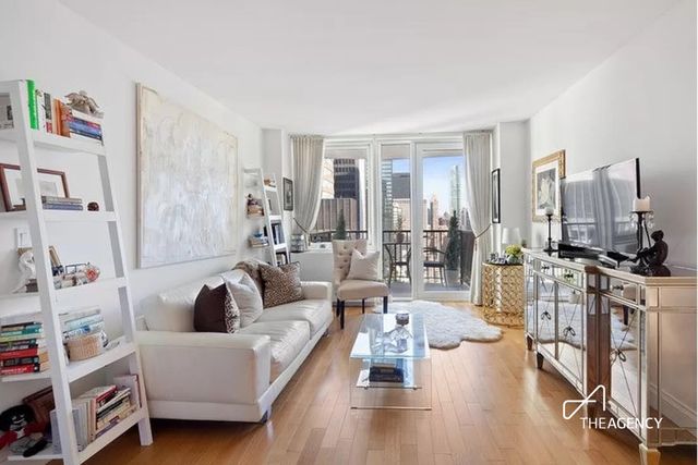 $890,000 | 212 East 47th Street, Unit 34C | Midtown East