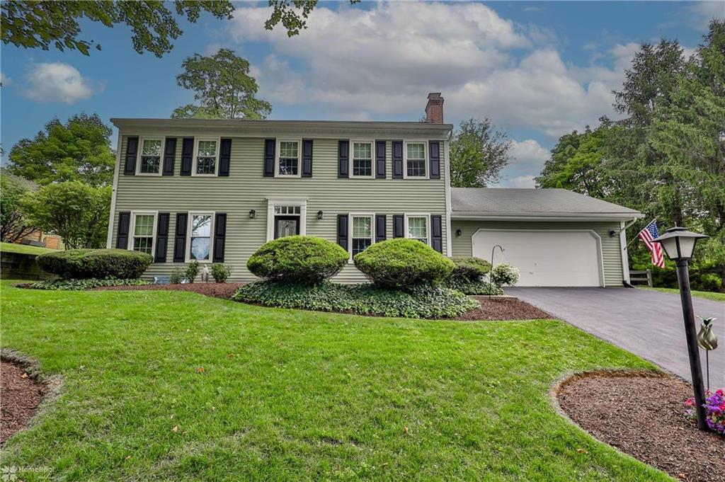 a view of a front of house with a yard