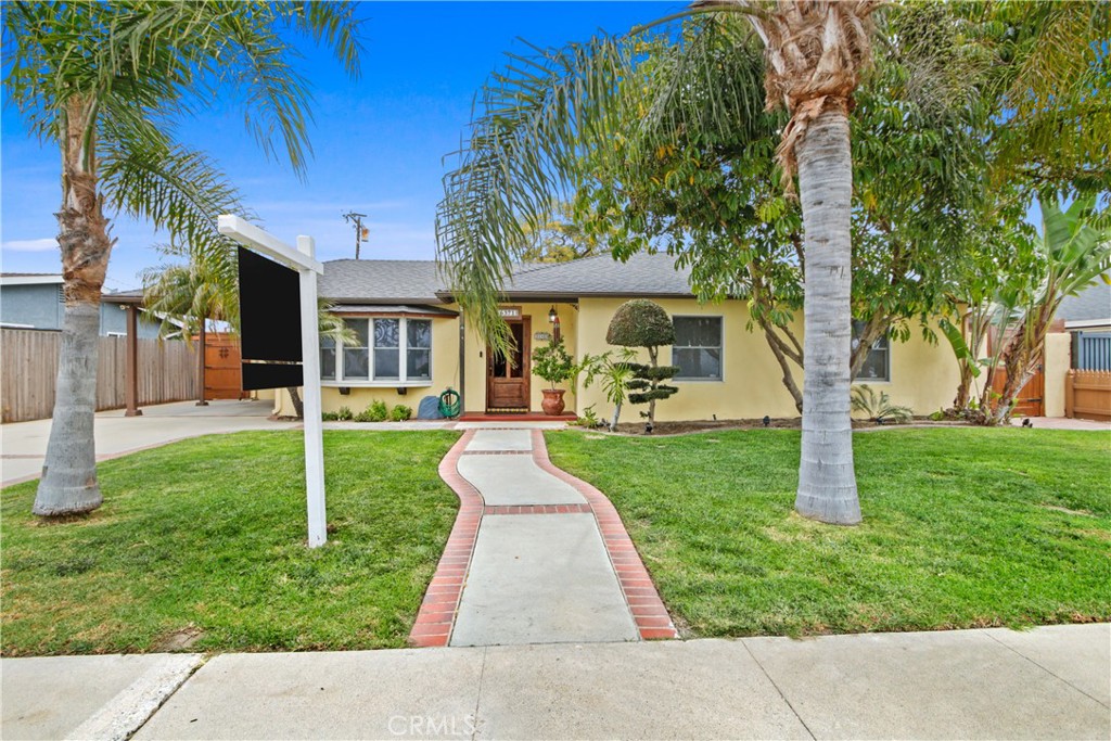 a view of a house with a yard