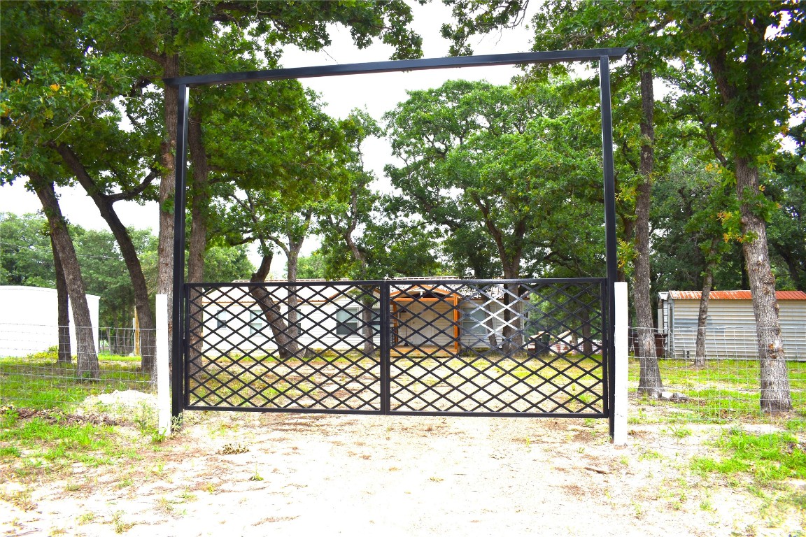 a side view of a fence