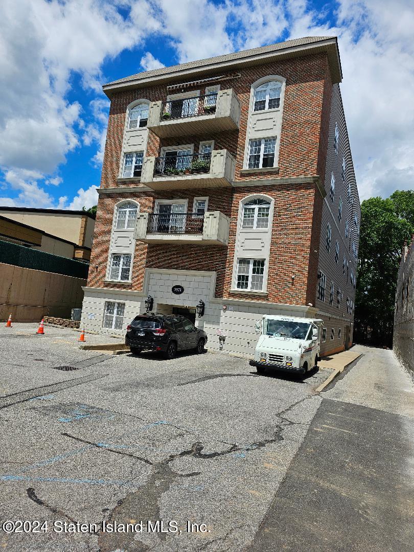 a car parked in front of a building