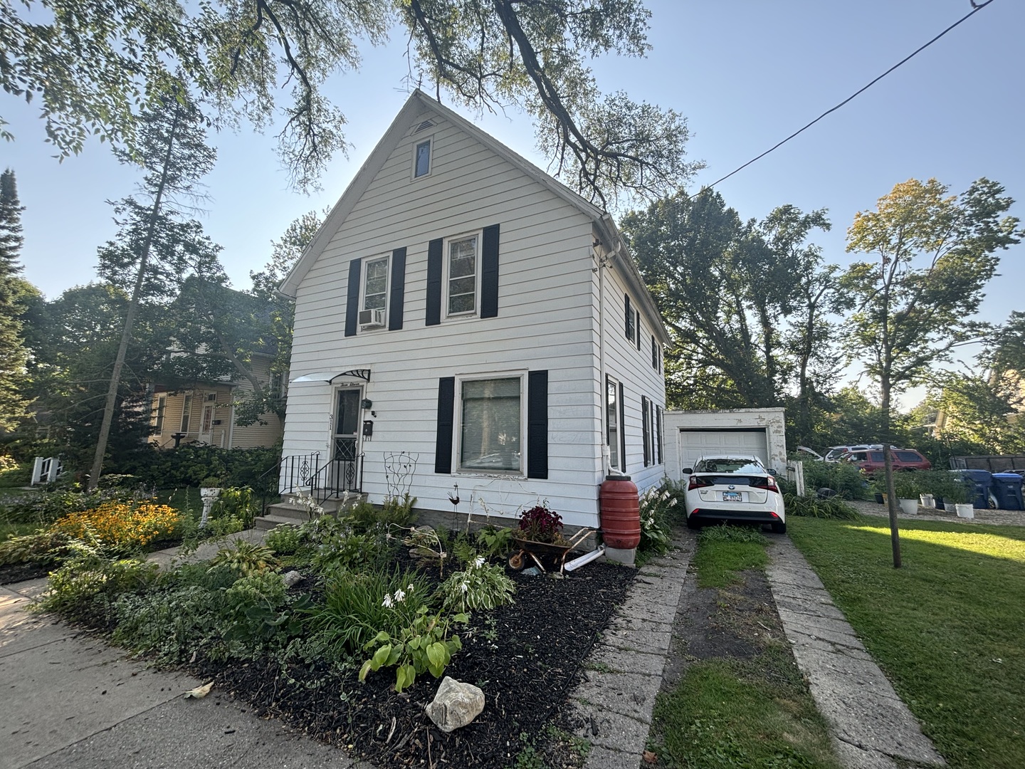 a view of a house with a backyard