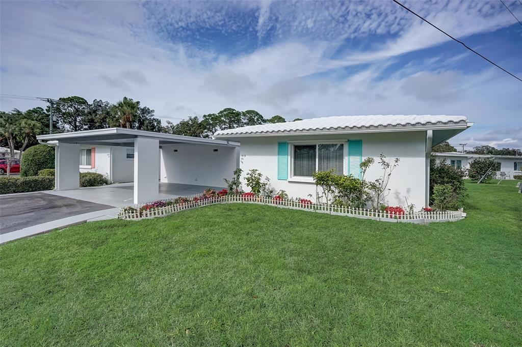 a view of a house with backyard and porch