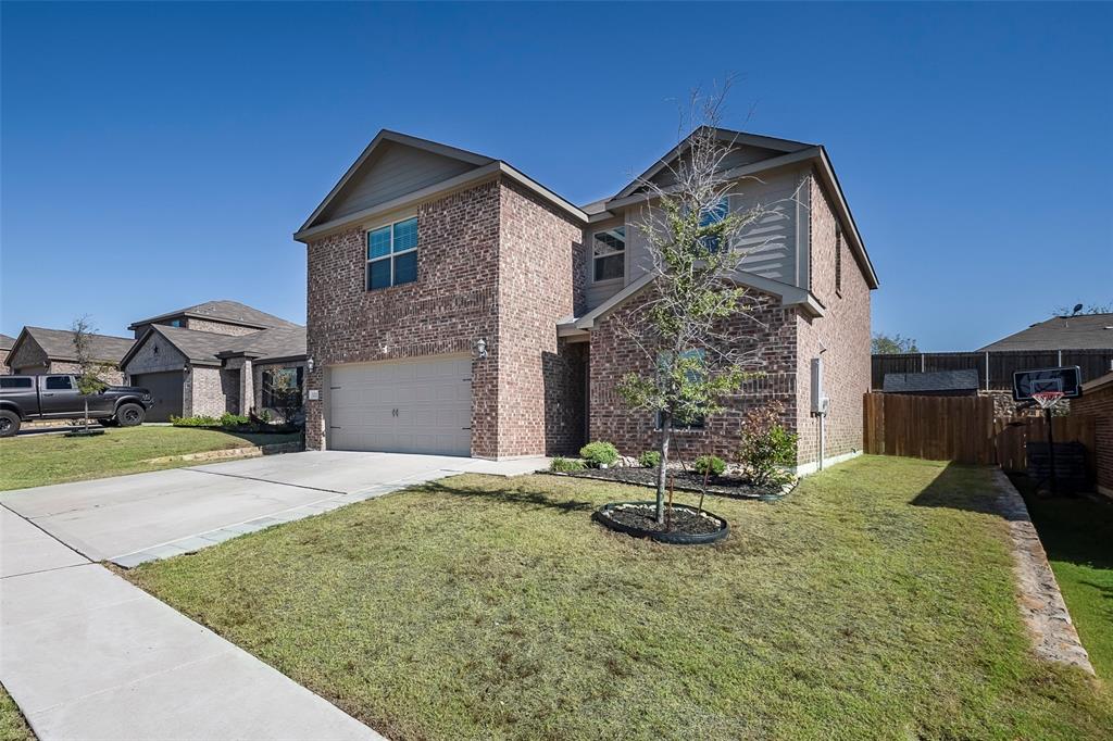 Front facade with a garage and a front yard