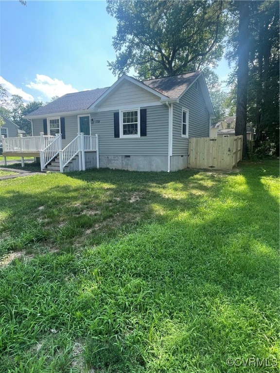 a view of a house with a yard