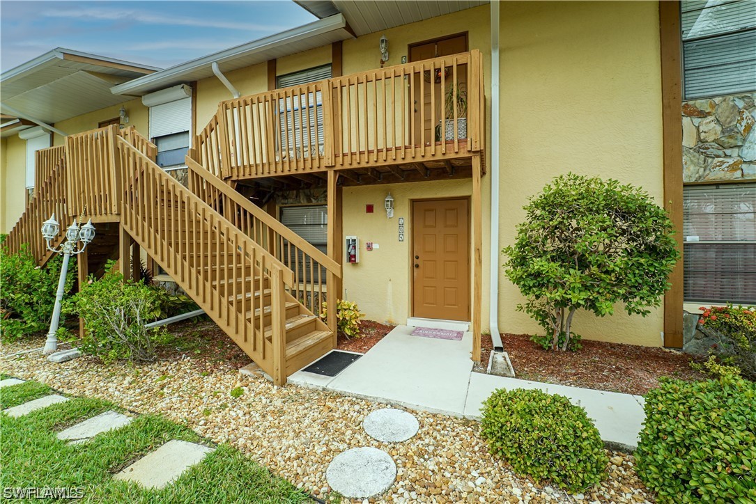 a view of entryway with a front door