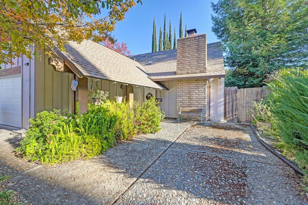 a view of a house with a yard and plants