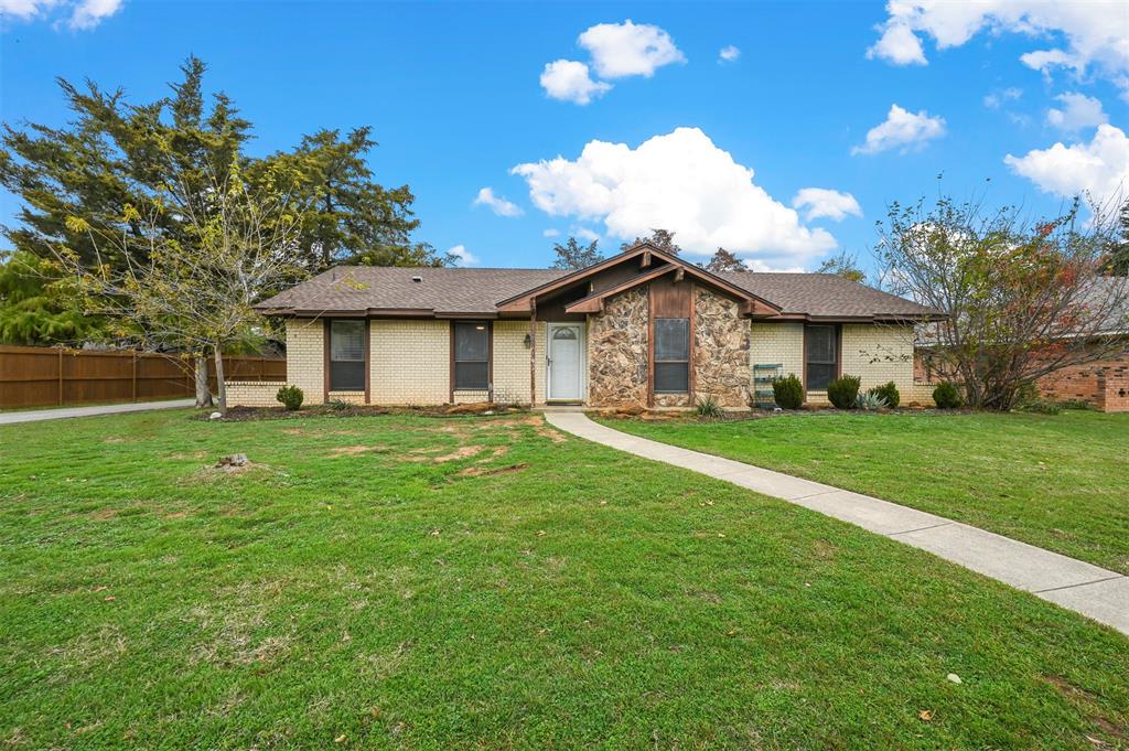 a view of house with a big yard