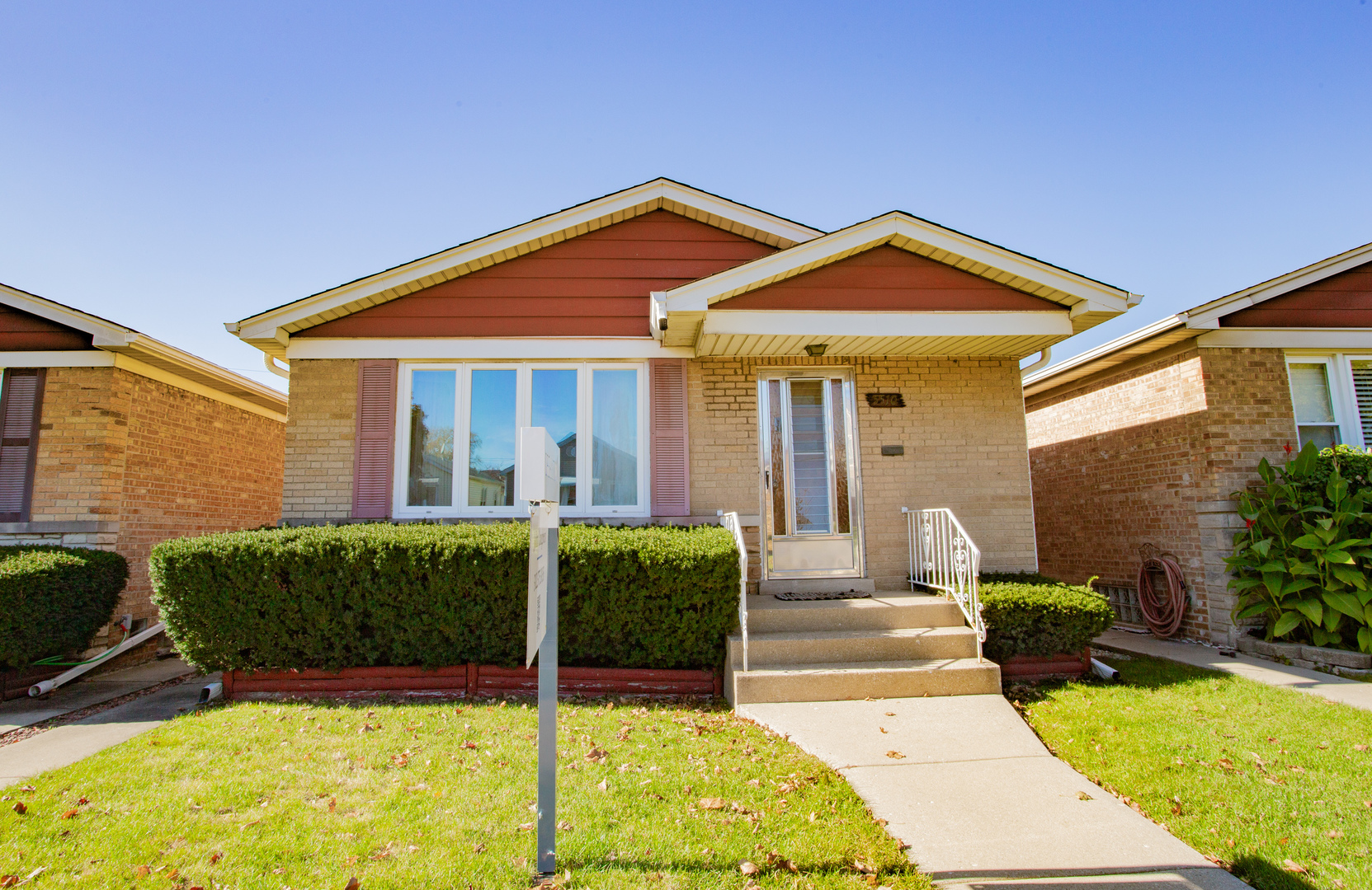 a view of a house with backyard