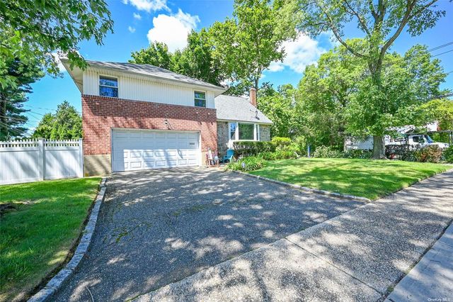 $988,000 | 2 Gateway Drive | Syosset