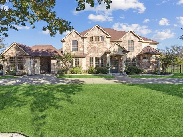 $1,199,999 | 2056 Willow Bend Drive | Oak Leaf