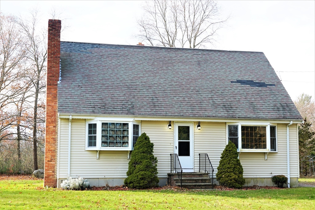 a view of a house with yard