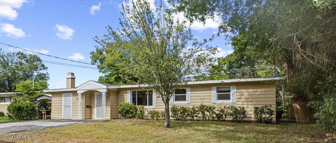 front view of house with a yard