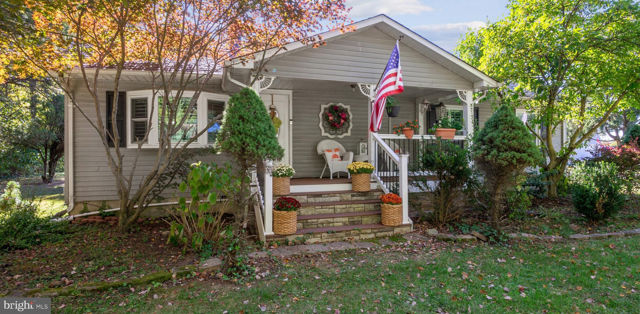 a view of a house with backyard and garden