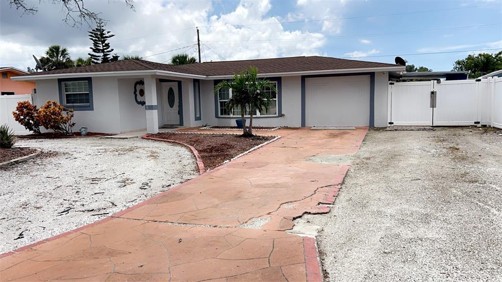 a view of a house with backyard