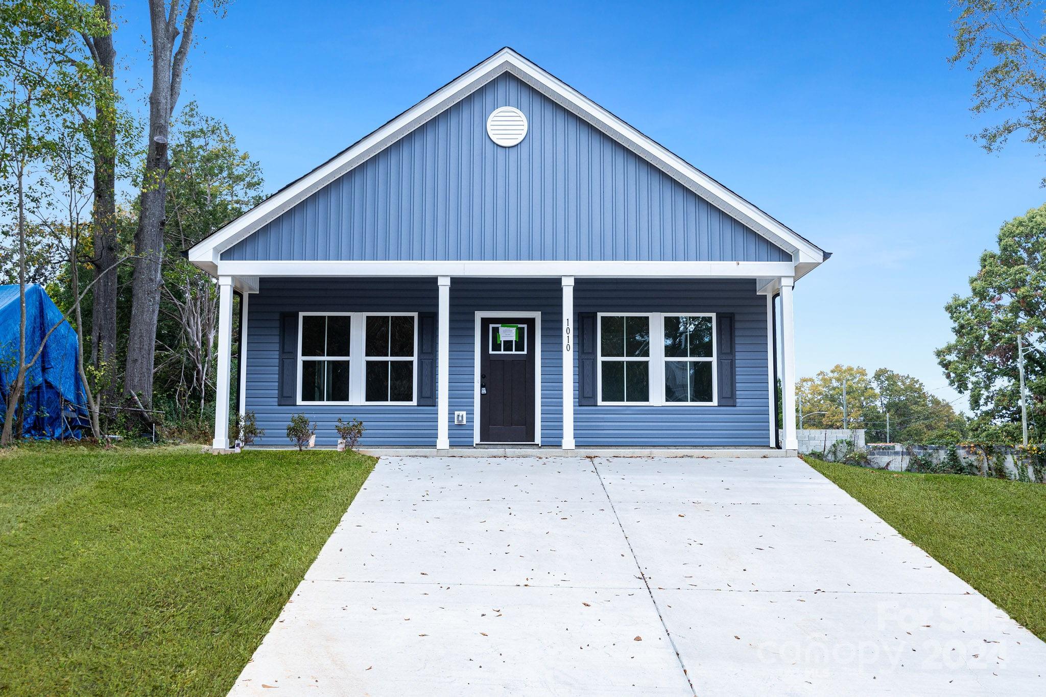 a view of front of a house with a yard