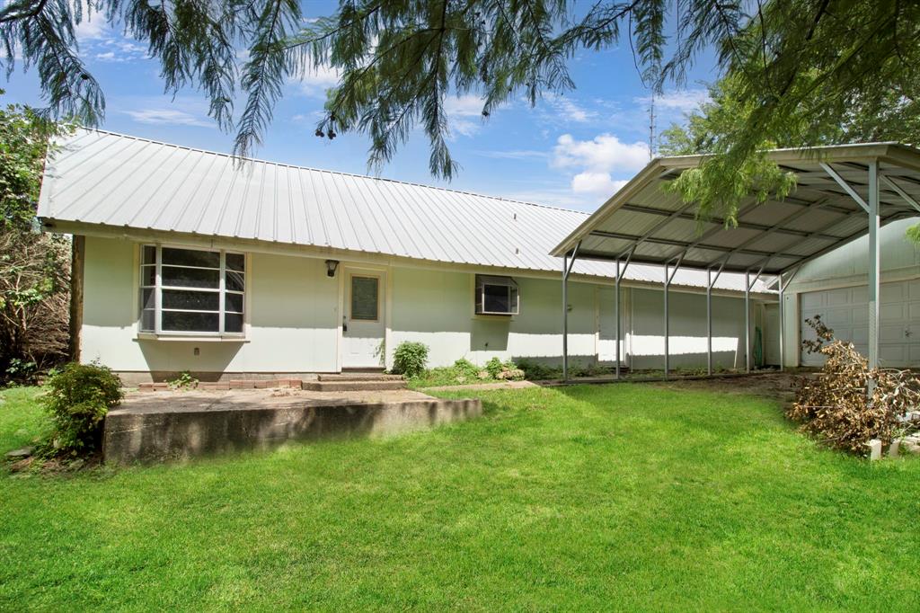 a view of a house with a backyard