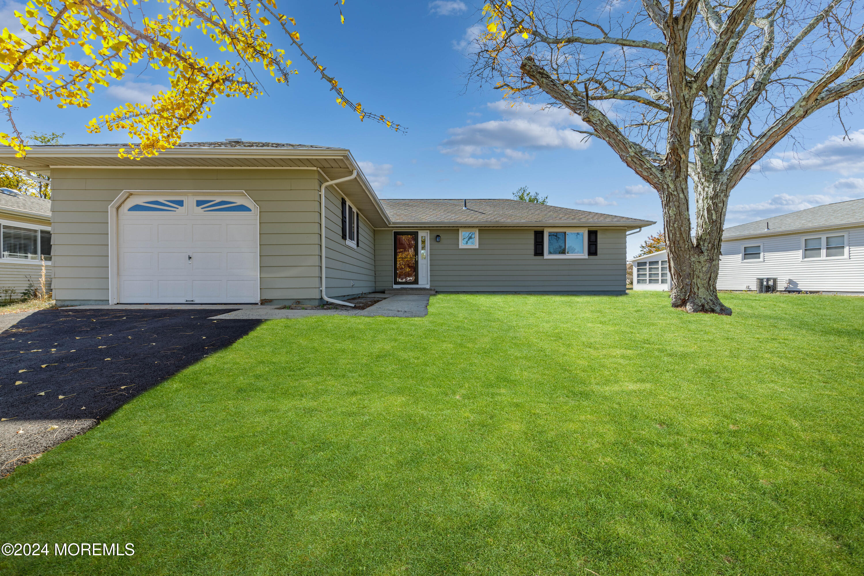 a view of a house with a yard