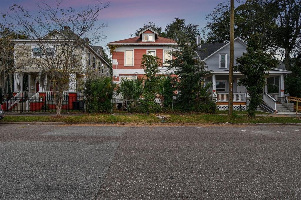 a view of a house with a yard