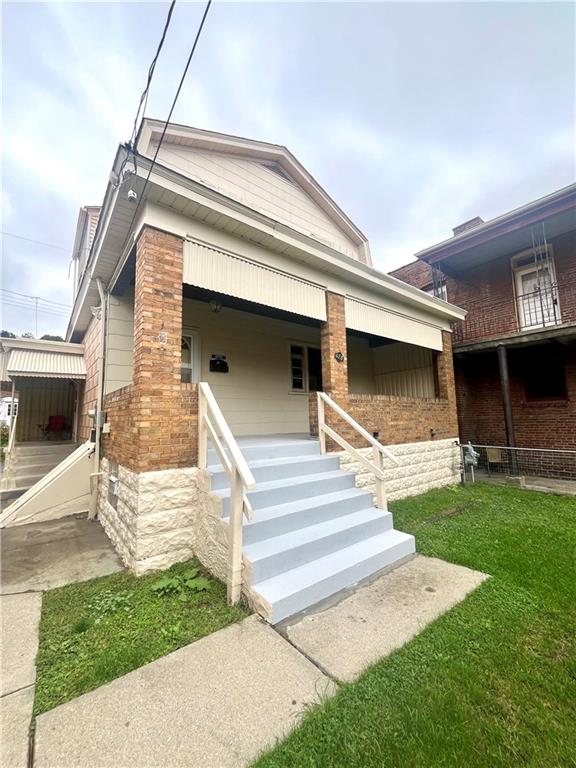 a view of a house with a yard