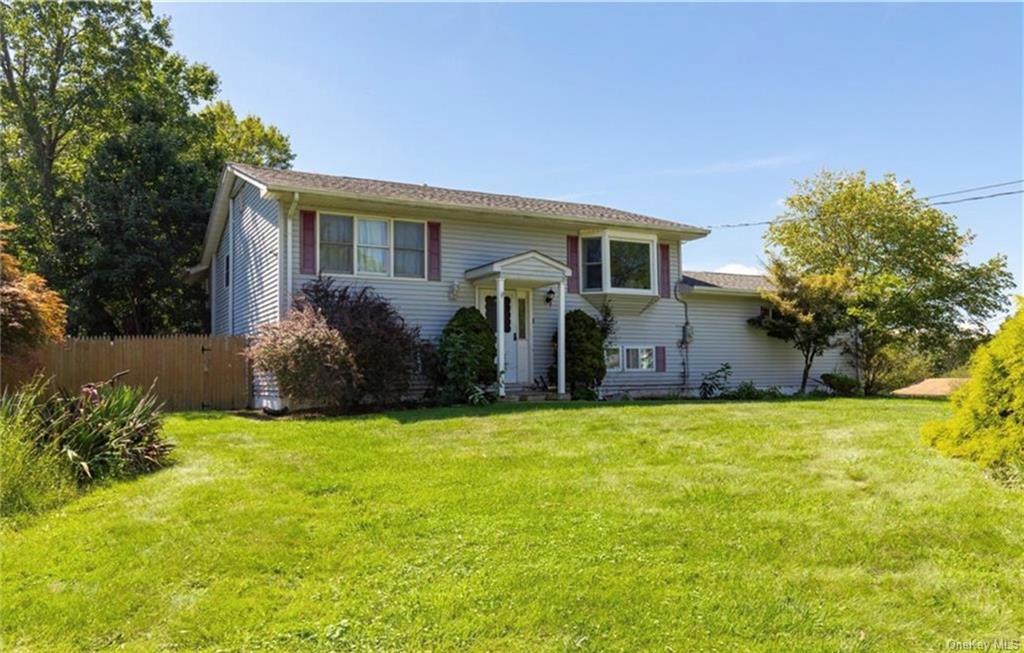 a view of a house with backyard and garden