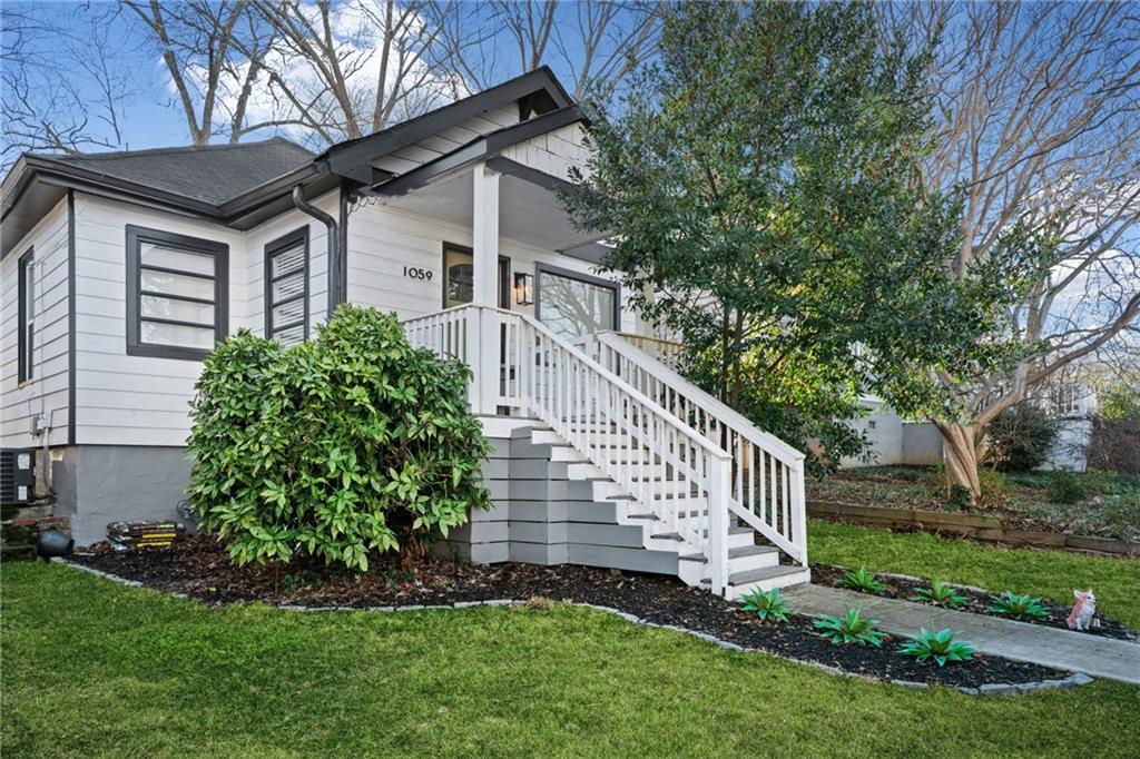 a view of a house with a yard