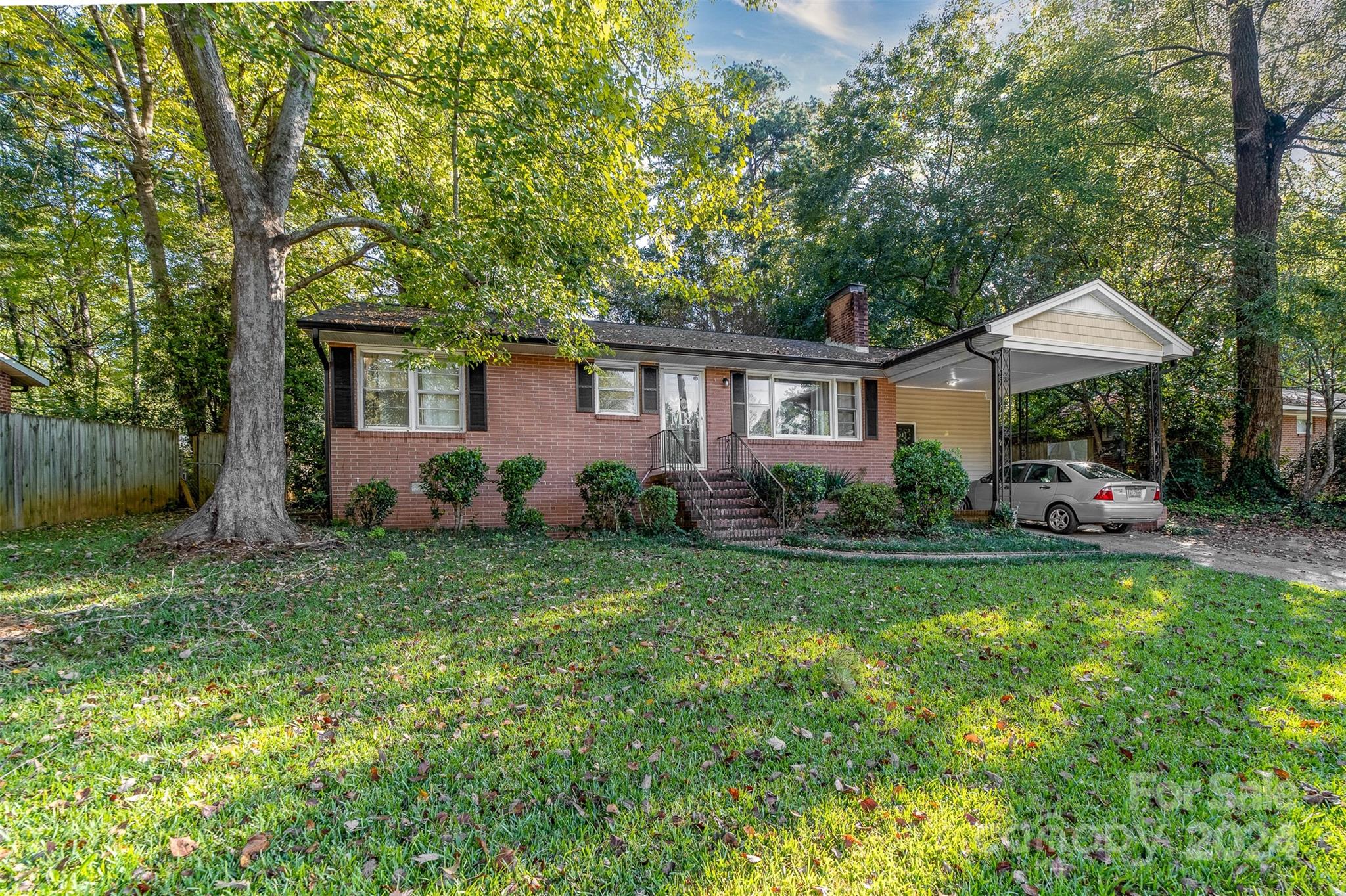 a view of a house with backyard and garden