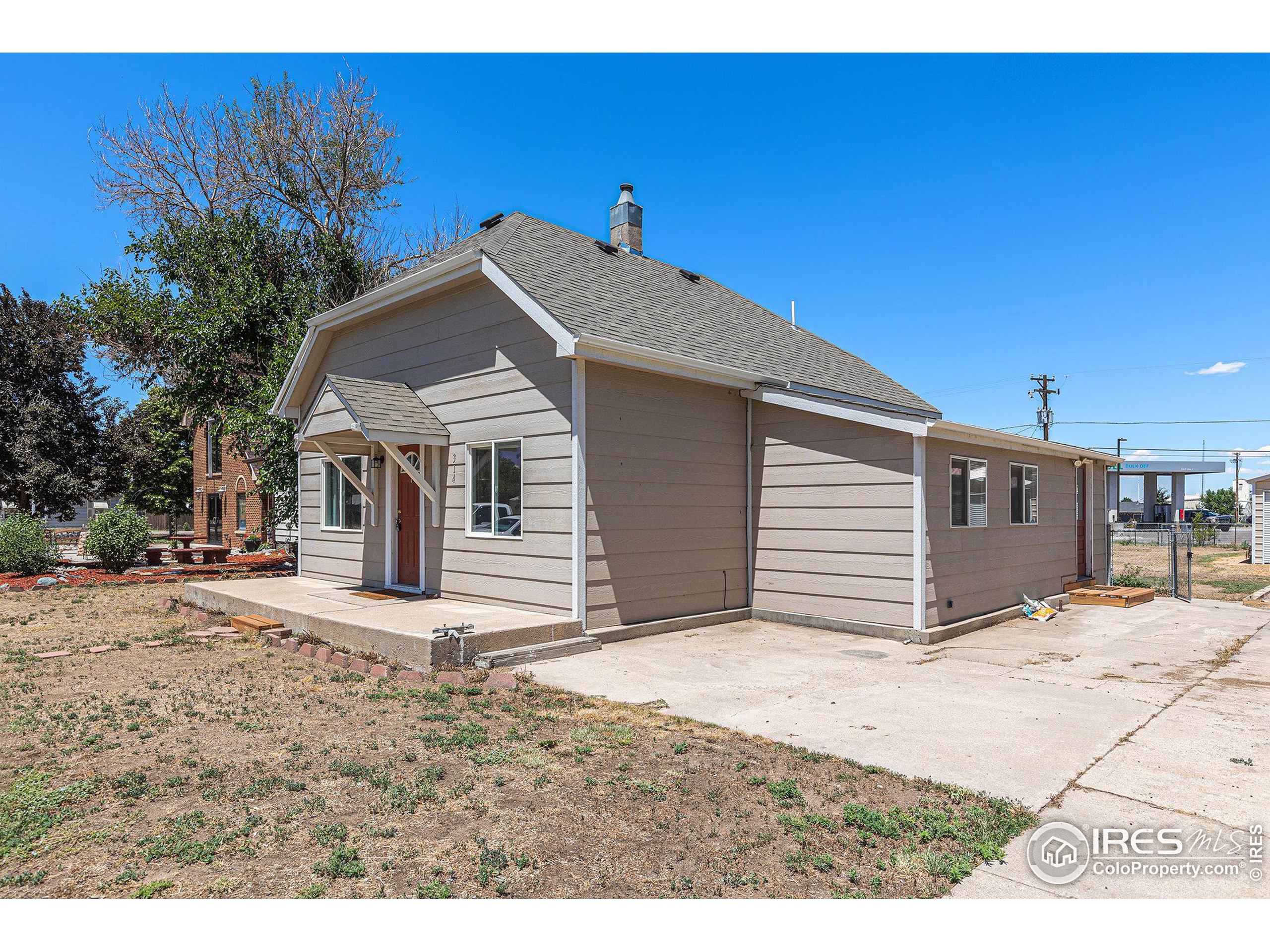 a view of a house with a yard