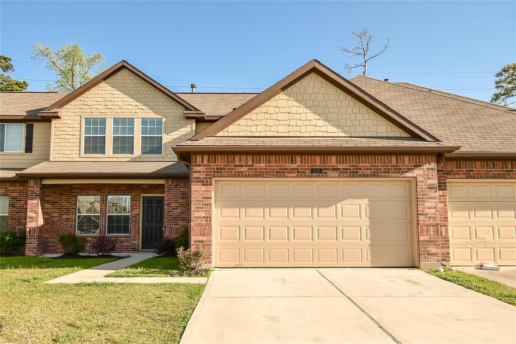 a view of front of a house with a yard