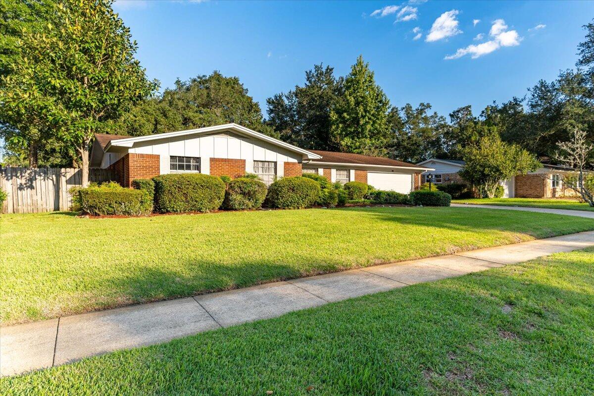 a view of house with a big yard