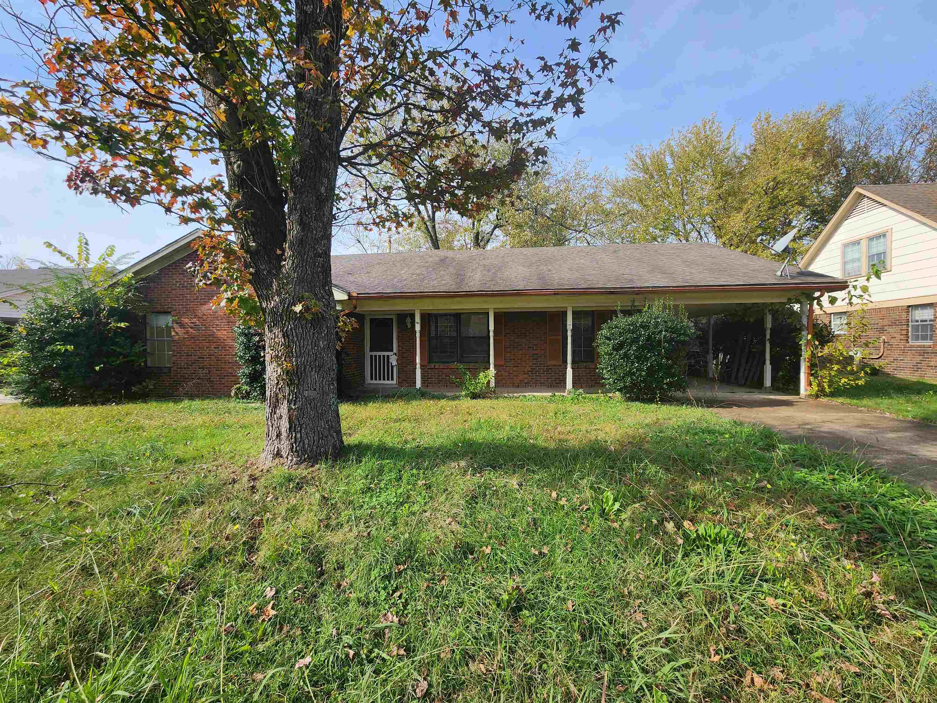 a view of a house with yard and tree s