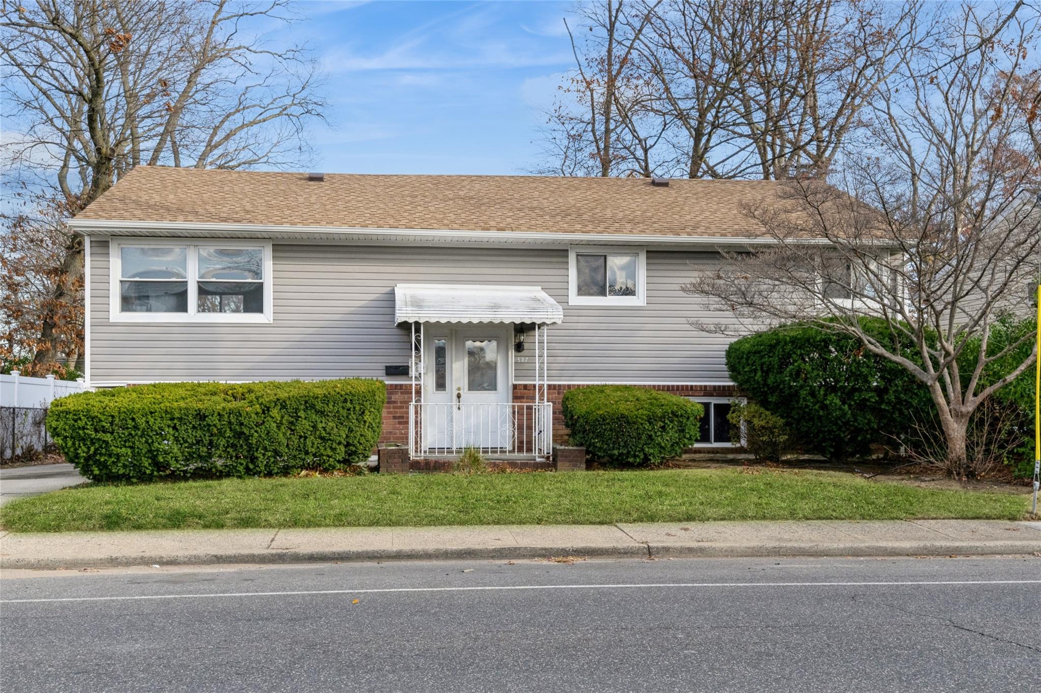 Split foyer home with a front yard