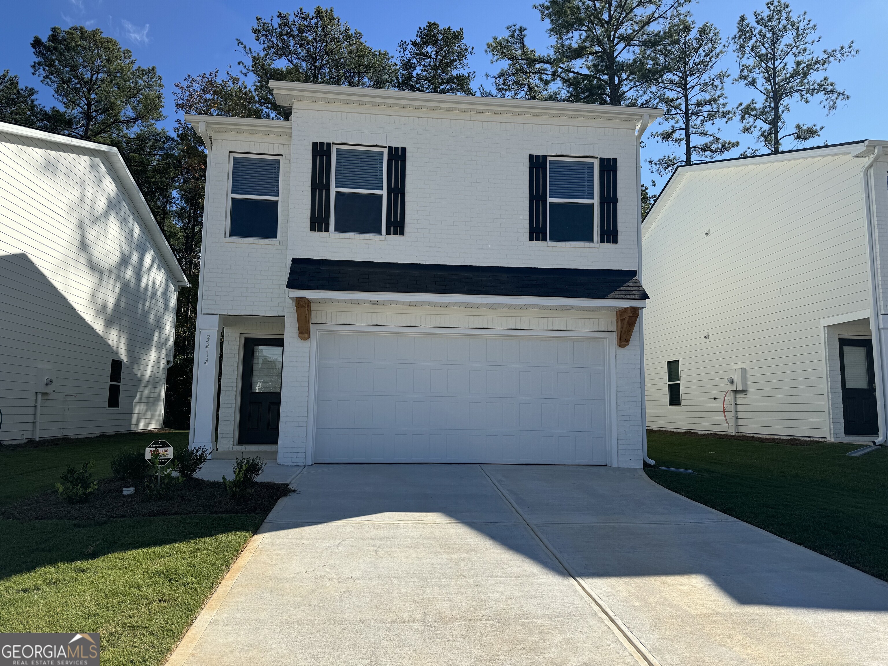 a view of back yard of the house