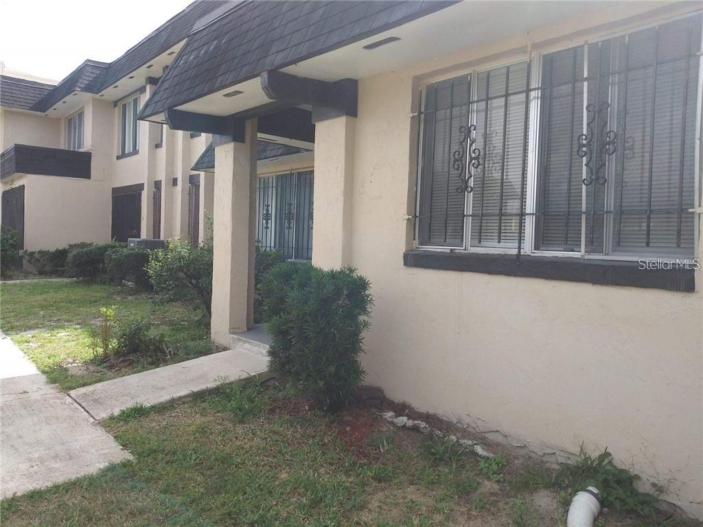 a view of a house with backyard and garden