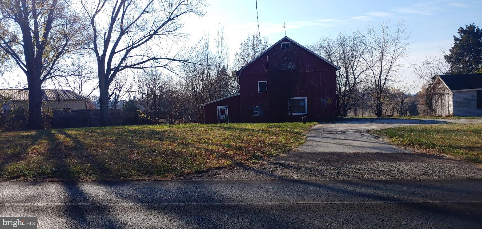 a view of a yard with a house