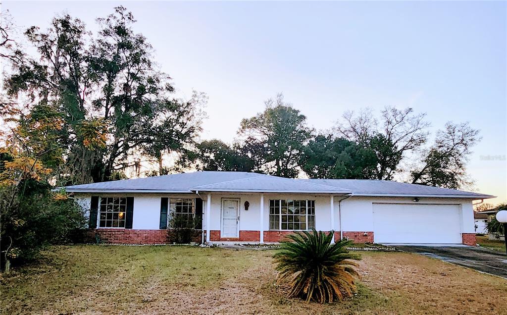 a view of a house with roof and a yard