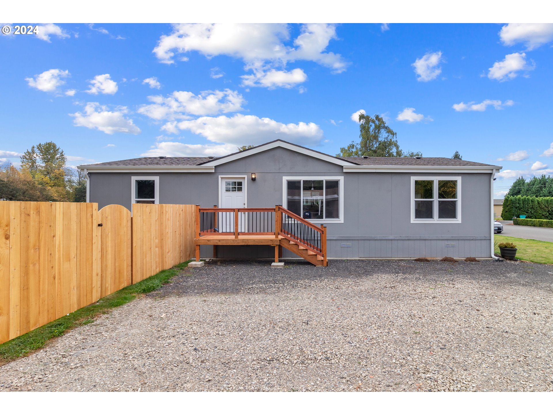 a view of a house with backyard