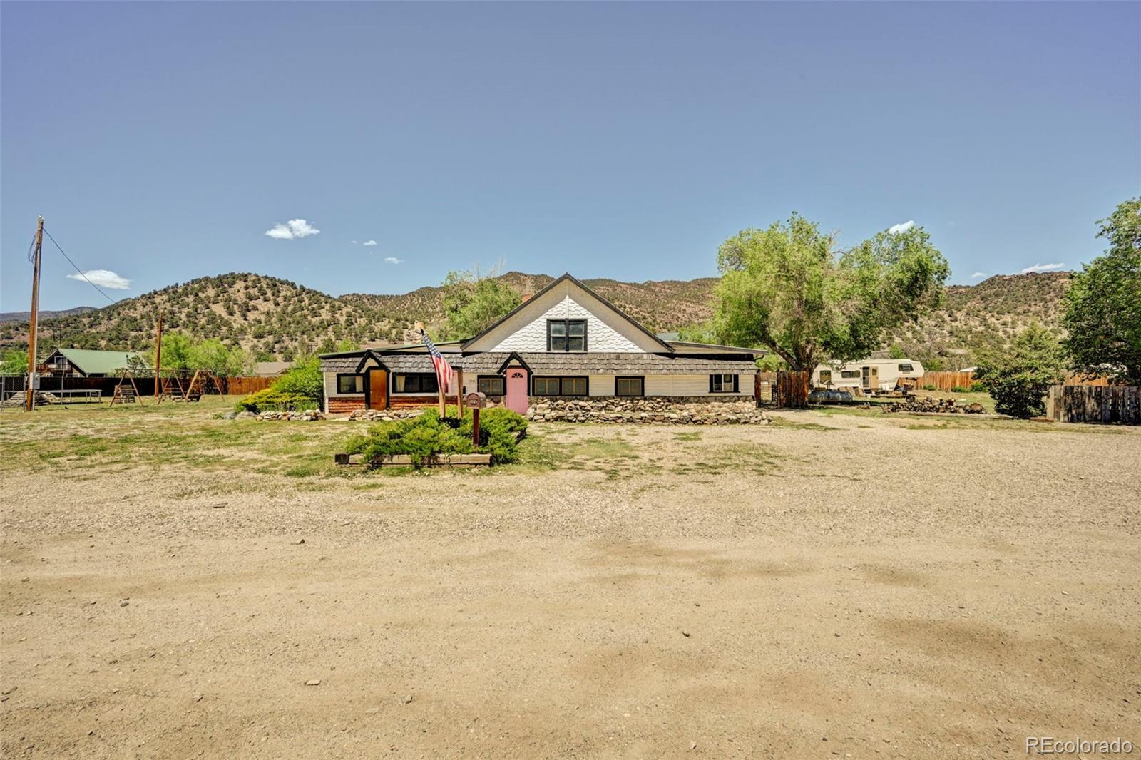 a view of a house with a yard