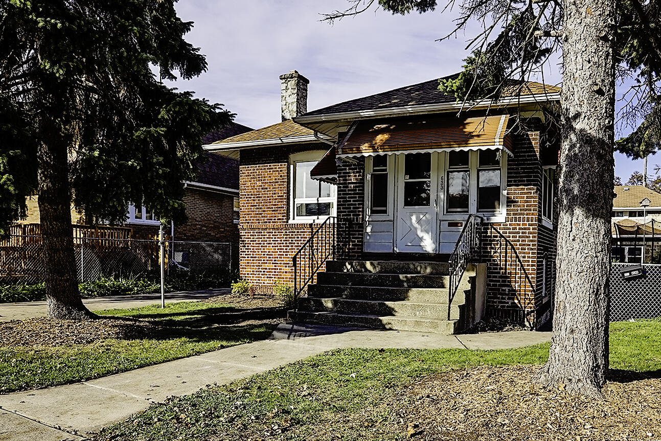 a view of house with street