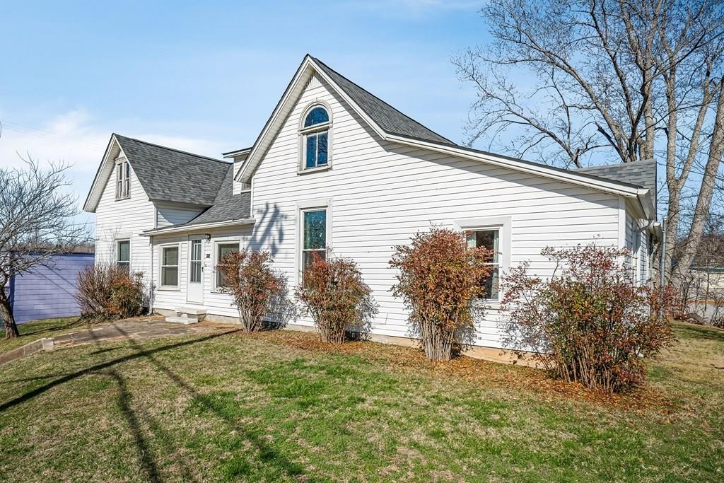 a view of a yard in front of house