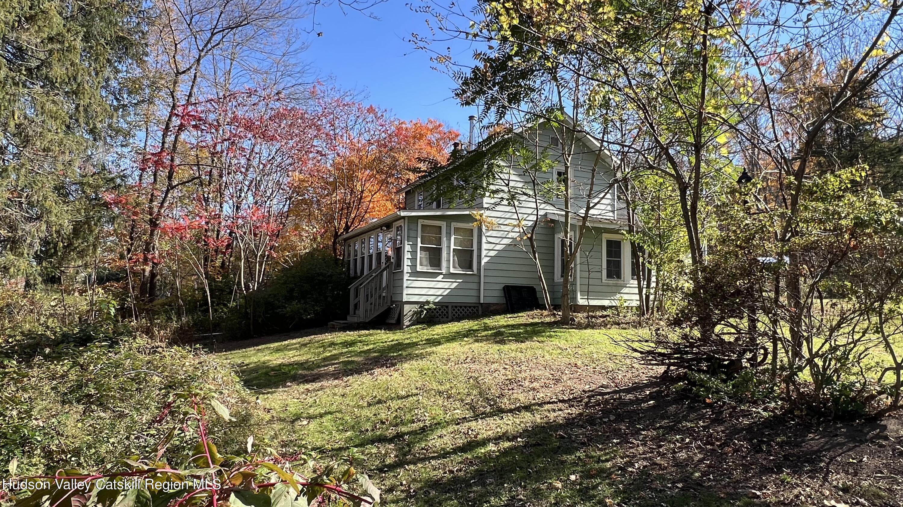 a view of a house with a yard