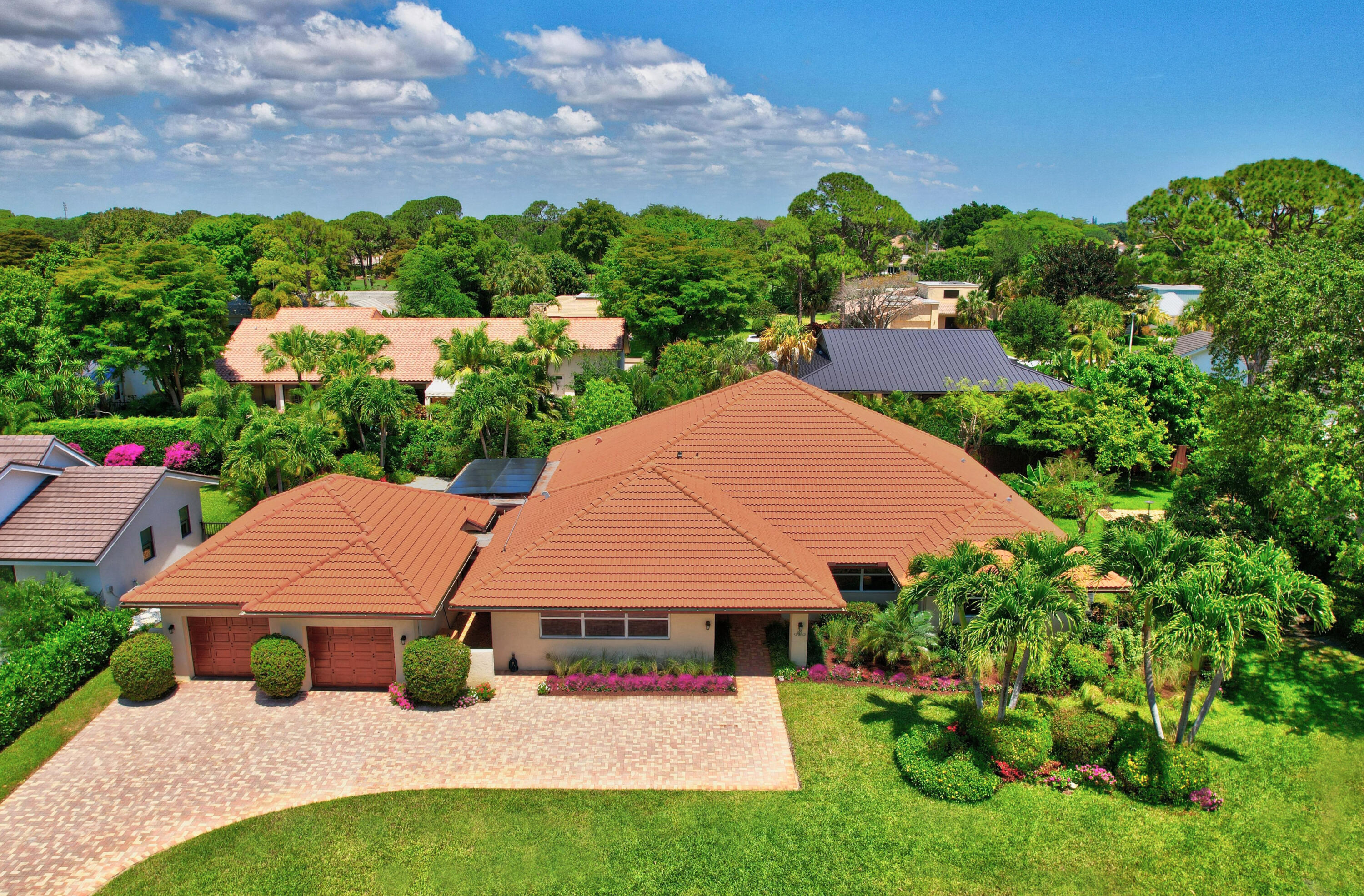 an aerial view of a house with yard swimming pool and outdoor seating